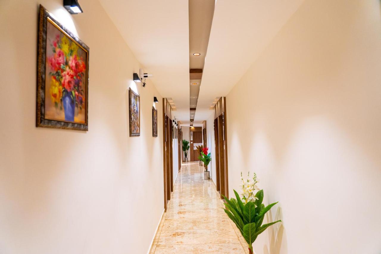 Hotel Lee Grand Ānand Kültér fotó