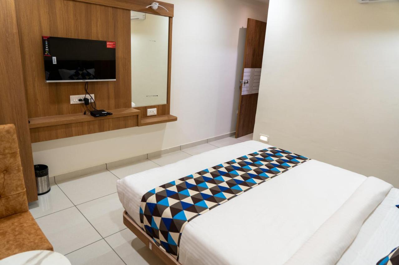 Hotel Lee Grand Ānand Kültér fotó